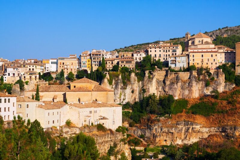 vista-pintoresca-casas-sobre-roca-cuenca