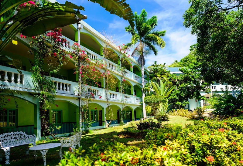 hotel Doctors Cave Beach