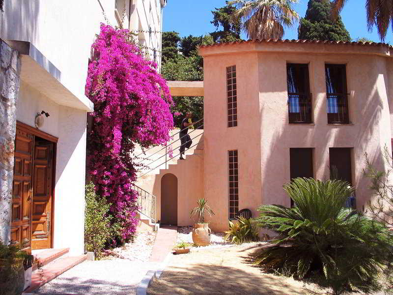 albergue Villa Saint Exupery Gardens