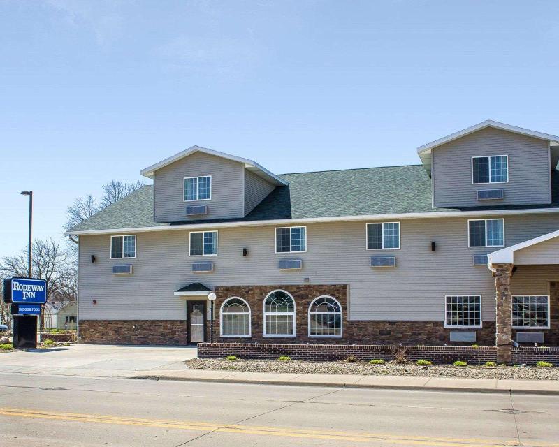 hotel Rodeway Inn & Suites Near Okoboji Lake