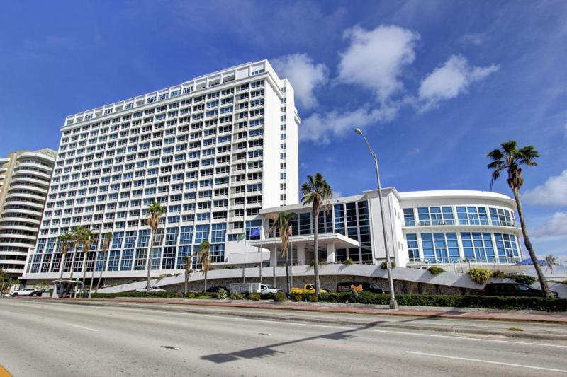 hotel Design Suites At Castle Beach