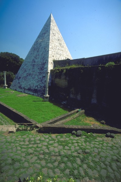 hotel Aabacus Roman Pyramid House