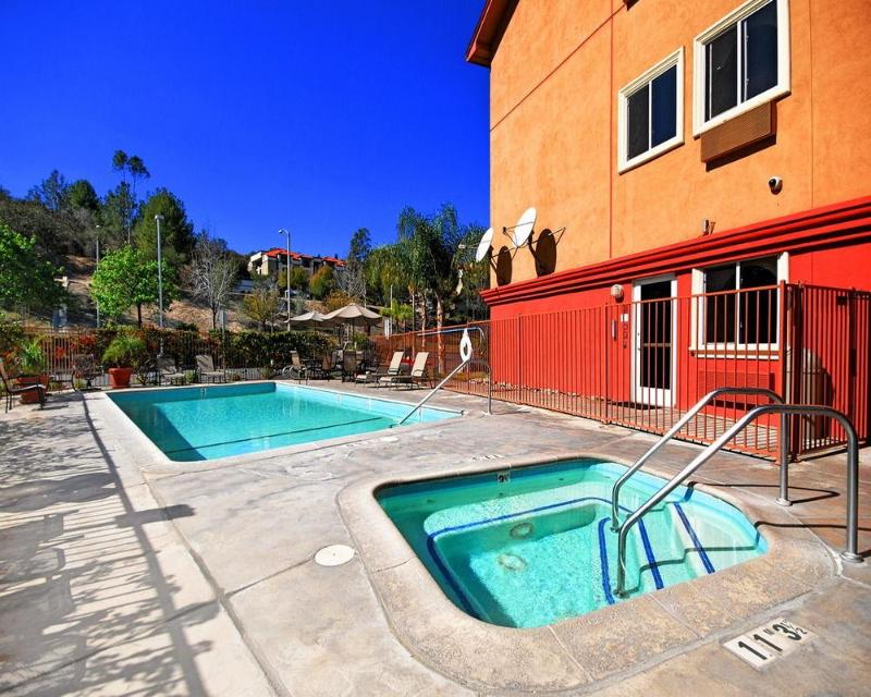 hotel Comfort Suites Near Six Flags Magic Mountain