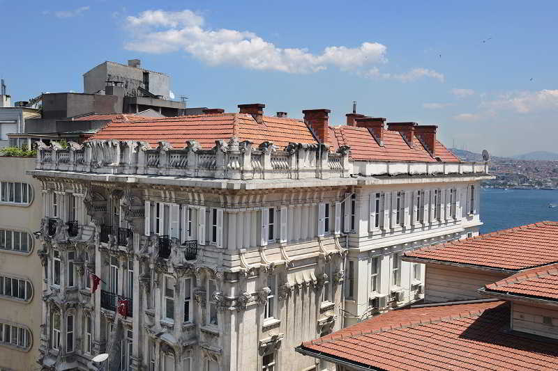 boutique Maroon Bosphorus Suite