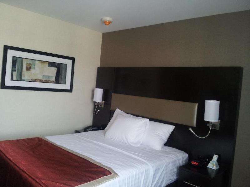 hotel Howard Johnson By Wyndham Jamaica Ny Airtrain Jfk